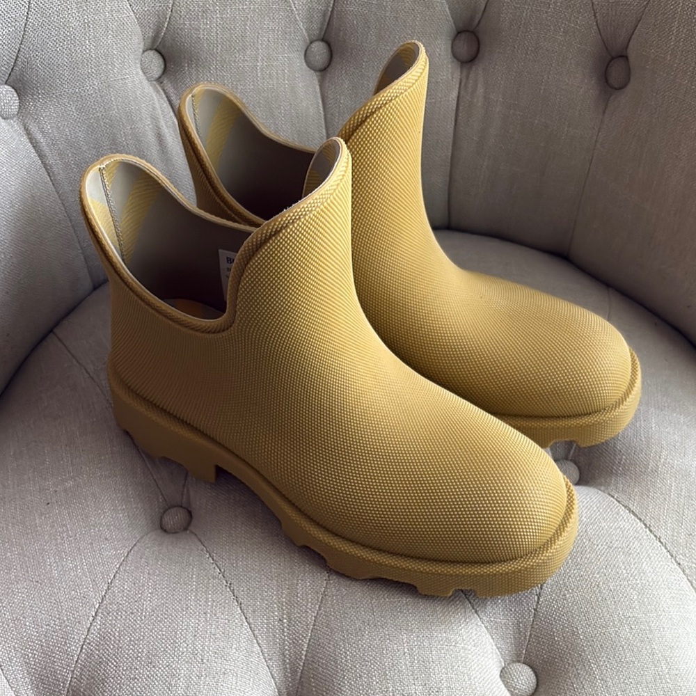 Authentic Burberry Textured Ankle Boots - Picture 5 of 11